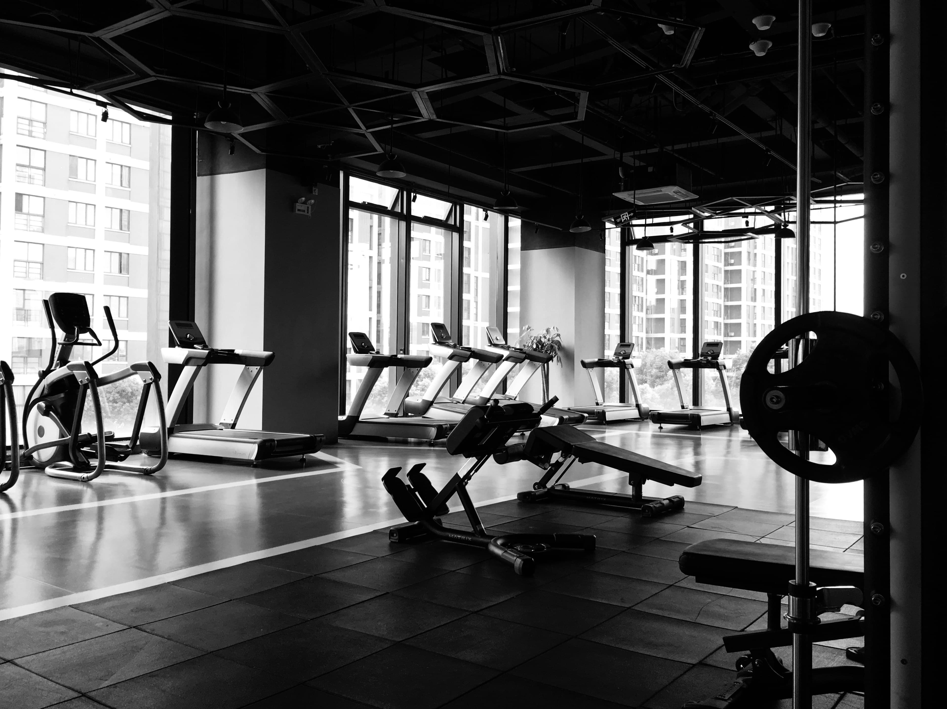 Sala de musculação com equipamentos de ginástica
